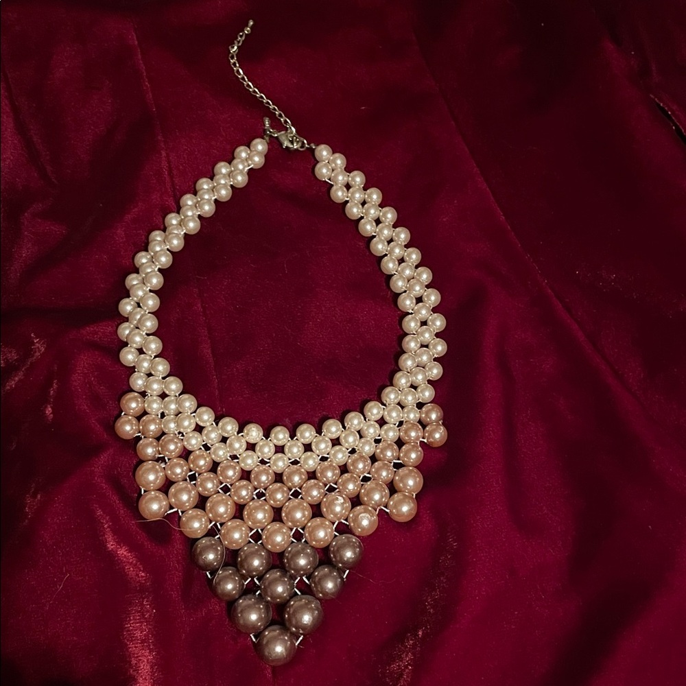 Elegant Pearl Gradient Necklace Perfect for prom or weddings!